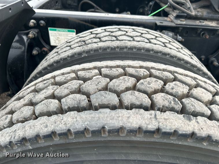 image for item KW9119 2012 Freightliner Cascadia  semi truck