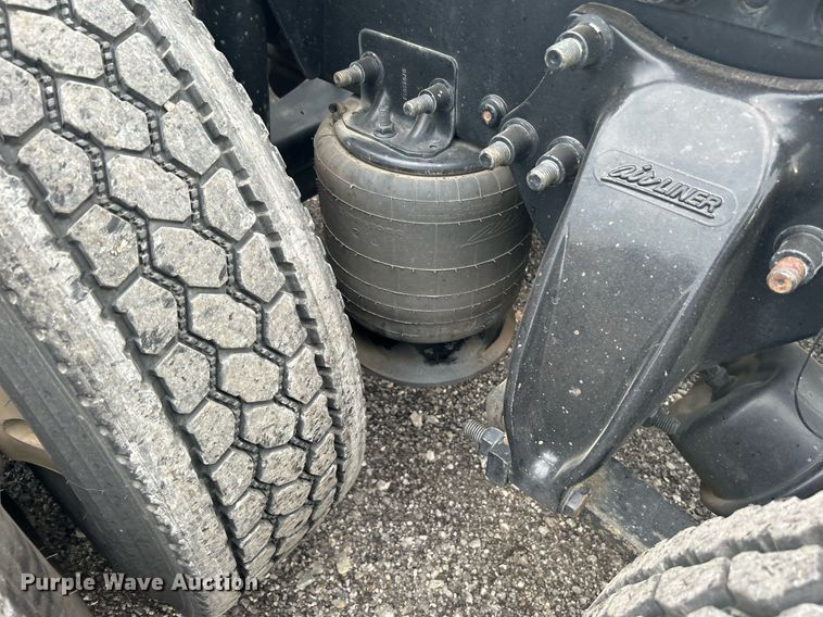 image for item KW9119 2012 Freightliner Cascadia  semi truck