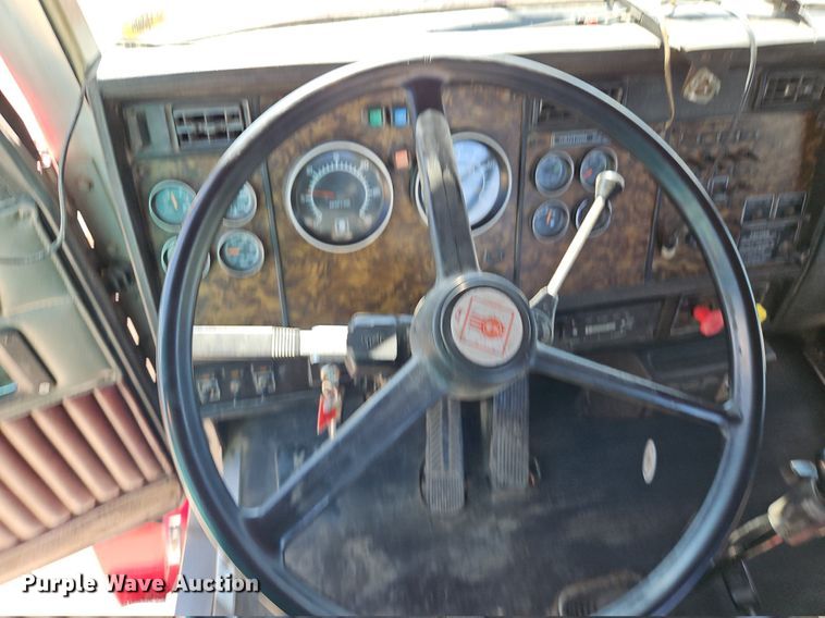 image for item LM9137 1997 Kenworth T800  semi truck