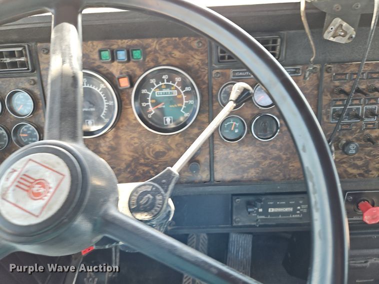 image for item LM9137 1997 Kenworth T800  semi truck