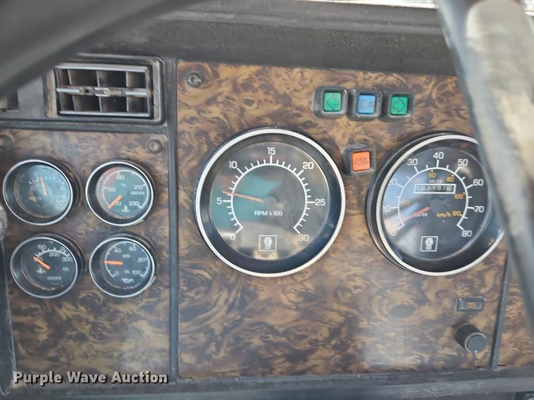 image for item LM9137 1997 Kenworth T800  semi truck