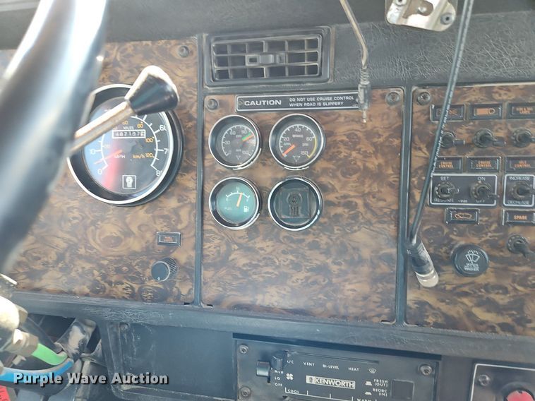 image for item LM9137 1997 Kenworth T800  semi truck