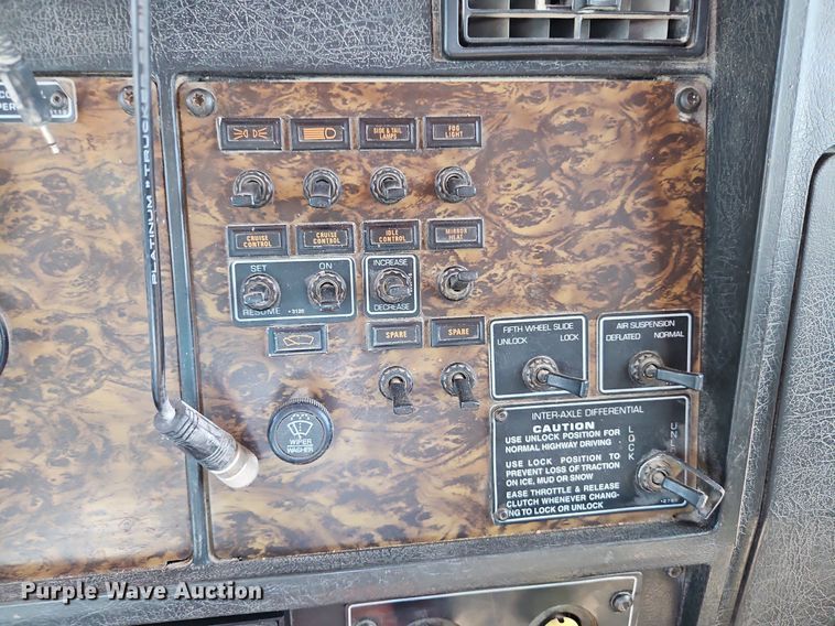 image for item LM9137 1997 Kenworth T800  semi truck