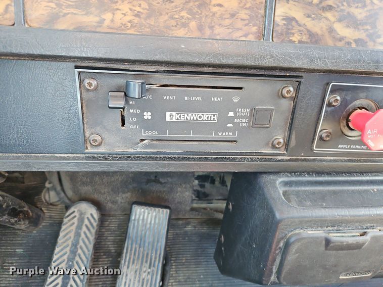 image for item LM9137 1997 Kenworth T800  semi truck