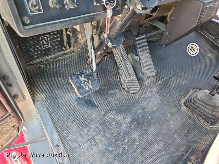 image for item LM9137 1997 Kenworth T800  semi truck