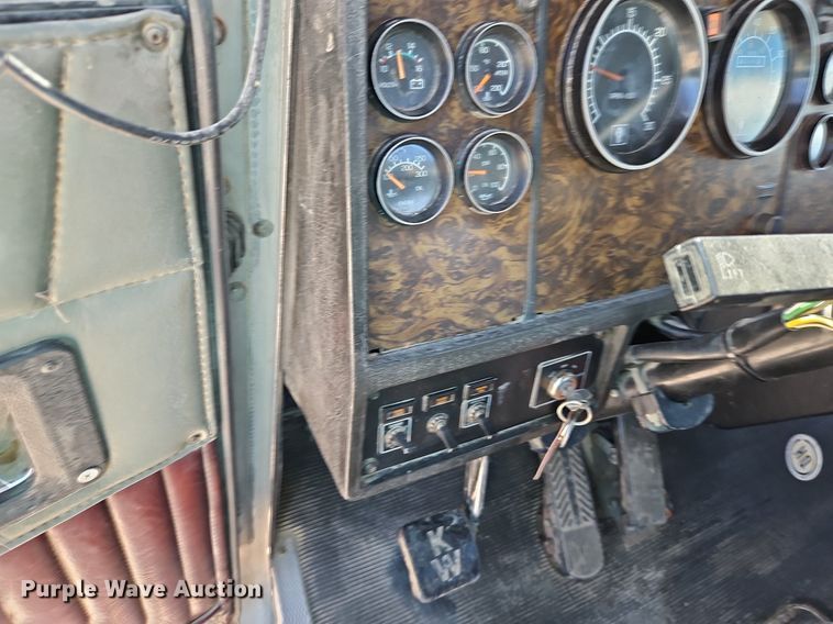 image for item LM9137 1997 Kenworth T800  semi truck