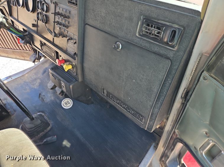 image for item LM9137 1997 Kenworth T800  semi truck