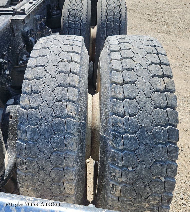 image for item LM9137 1997 Kenworth T800  semi truck