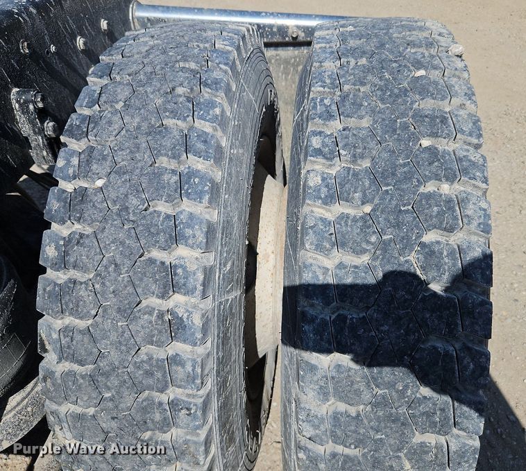 image for item LM9137 1997 Kenworth T800  semi truck