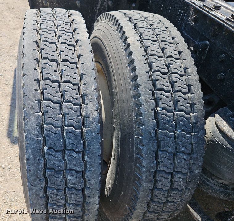 image for item LM9137 1997 Kenworth T800  semi truck