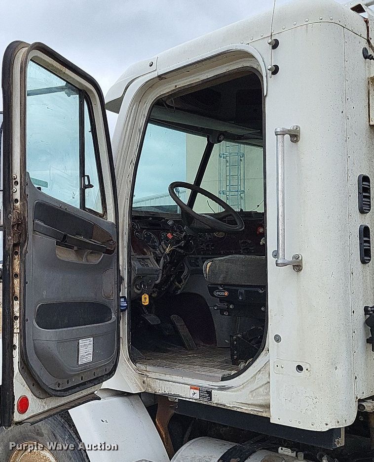 image for item LS9725 2002 Freightliner Century Class  semi truck