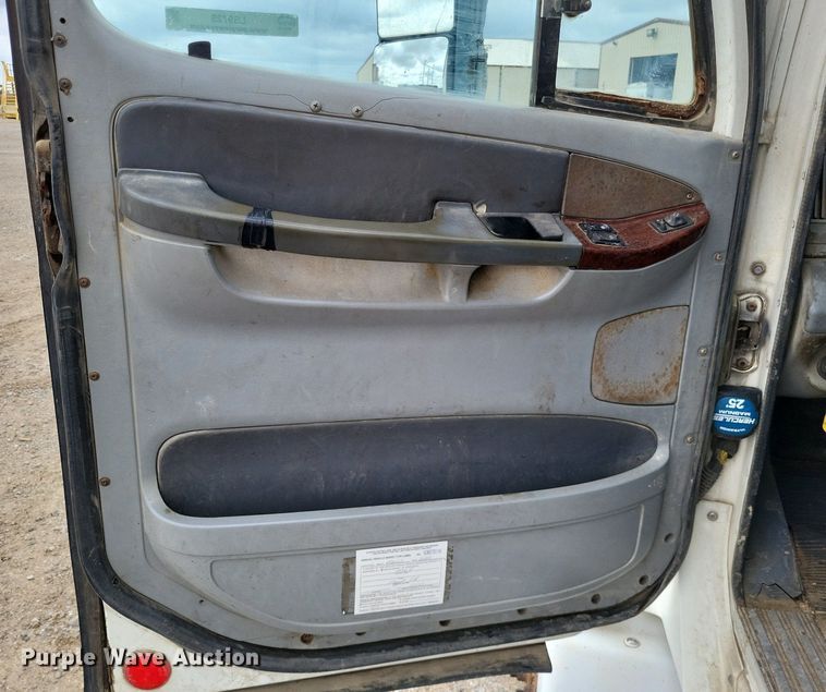 image for item LS9725 2002 Freightliner Century Class  semi truck