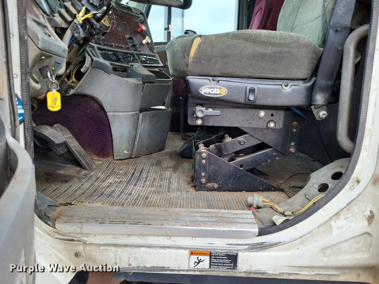 image for item LS9725 2002 Freightliner Century Class  semi truck