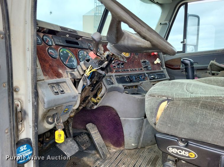 image for item LS9725 2002 Freightliner Century Class  semi truck