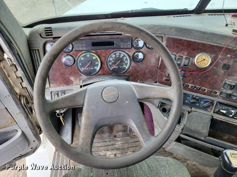 image for item LS9725 2002 Freightliner Century Class  semi truck