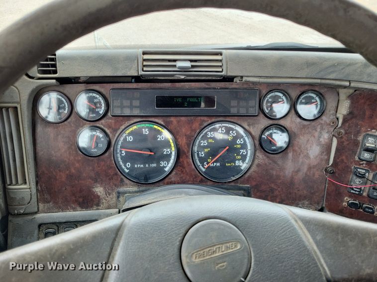 image for item LS9725 2002 Freightliner Century Class  semi truck