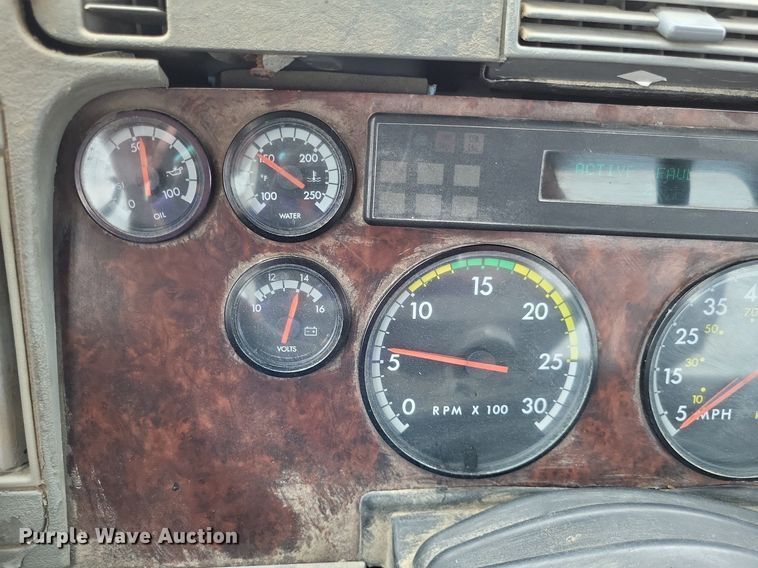 image for item LS9725 2002 Freightliner Century Class  semi truck