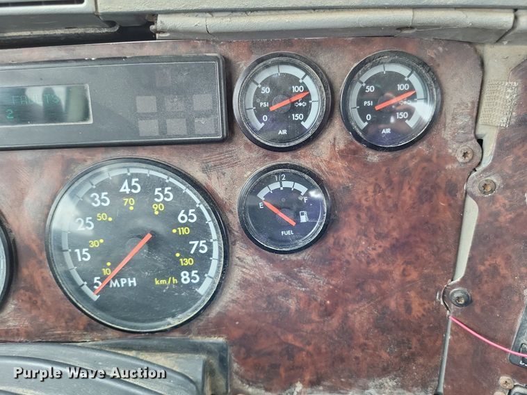 image for item LS9725 2002 Freightliner Century Class  semi truck