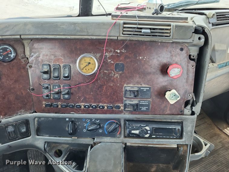 image for item LS9725 2002 Freightliner Century Class  semi truck