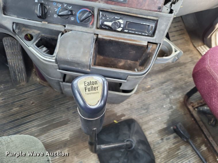 image for item LS9725 2002 Freightliner Century Class  semi truck