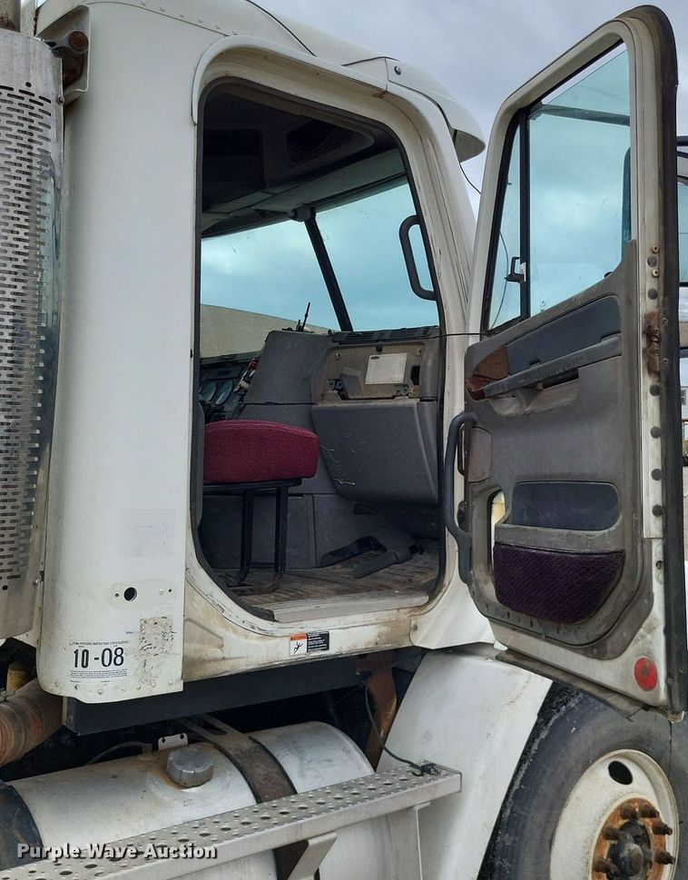 image for item LS9725 2002 Freightliner Century Class  semi truck