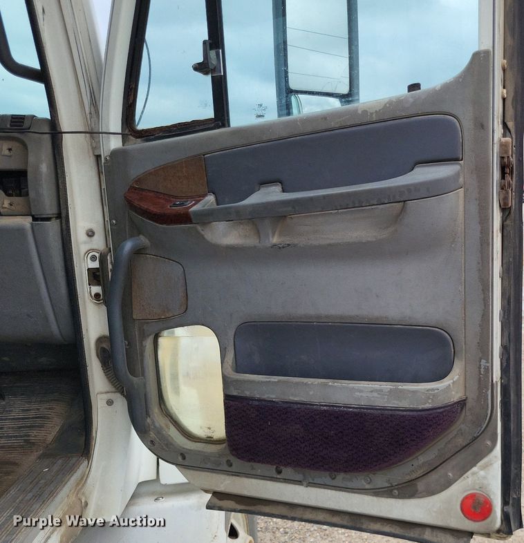 image for item LS9725 2002 Freightliner Century Class  semi truck