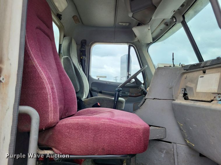 image for item LS9725 2002 Freightliner Century Class  semi truck