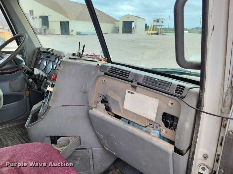 image for item LS9725 2002 Freightliner Century Class  semi truck