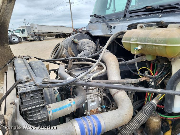 image for item LS9725 2002 Freightliner Century Class  semi truck