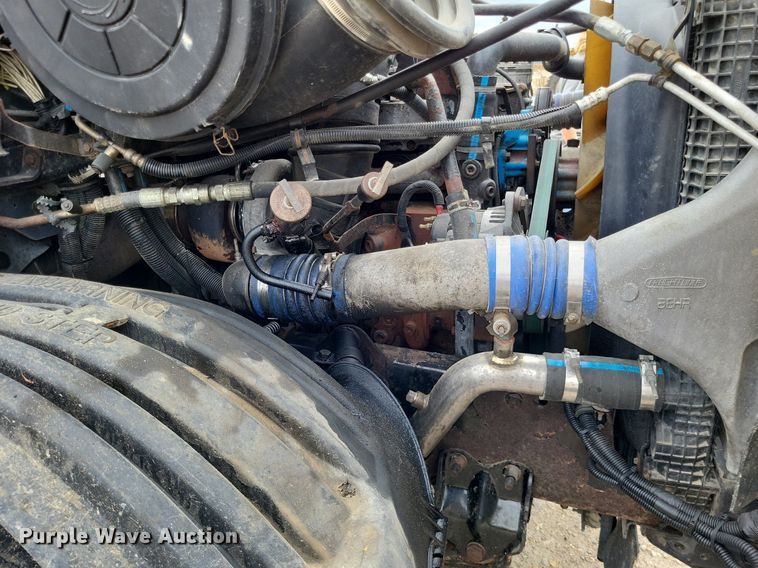 image for item LS9725 2002 Freightliner Century Class  semi truck