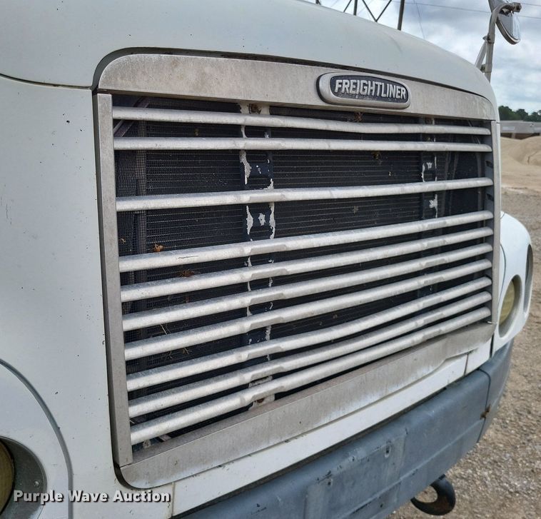 image for item LS9725 2002 Freightliner Century Class  semi truck
