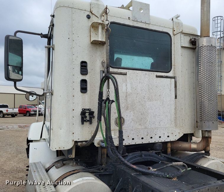 image for item LS9725 2002 Freightliner Century Class  semi truck