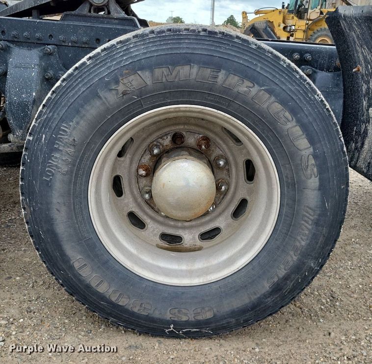 image for item LS9725 2002 Freightliner Century Class  semi truck