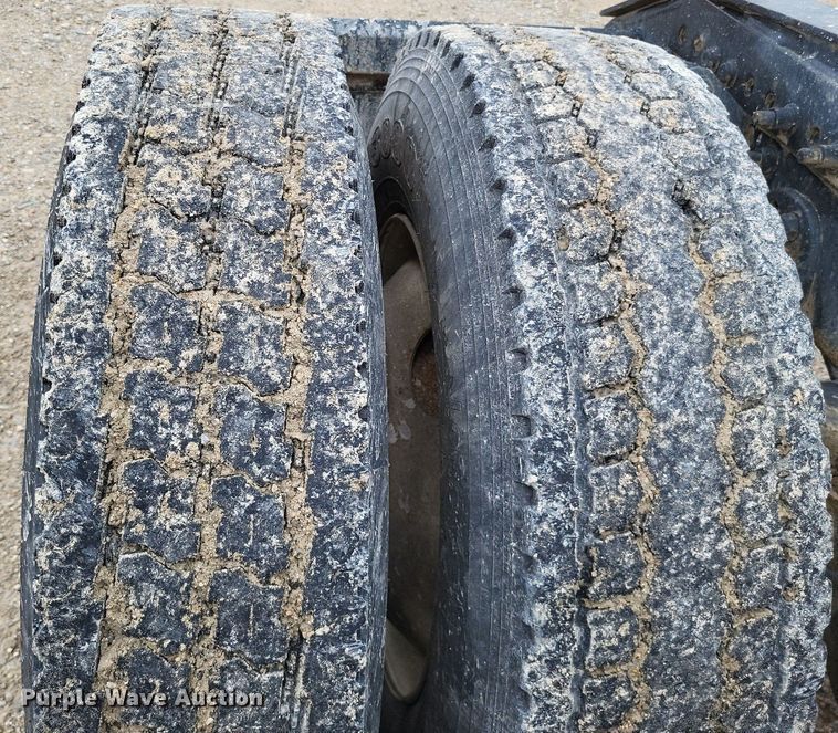 image for item LS9725 2002 Freightliner Century Class  semi truck