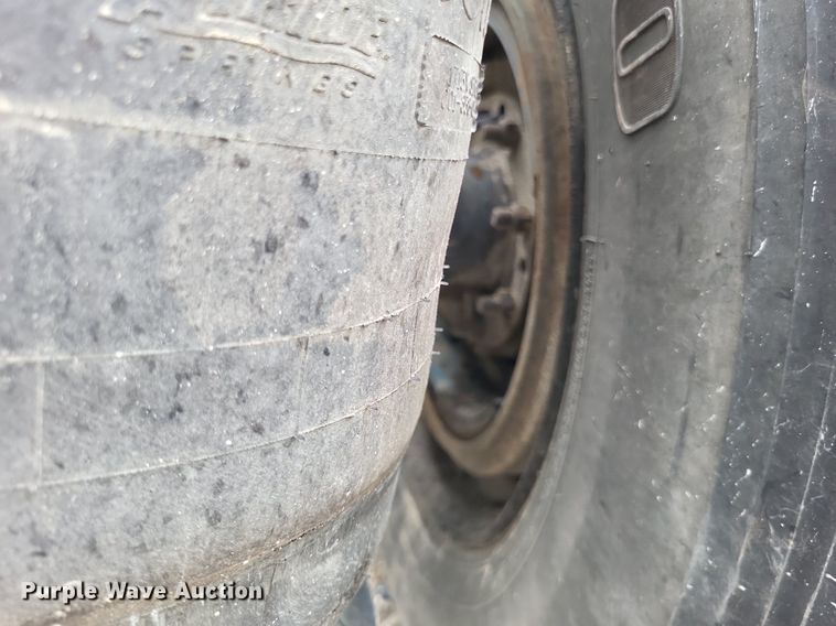 image for item LS9725 2002 Freightliner Century Class  semi truck