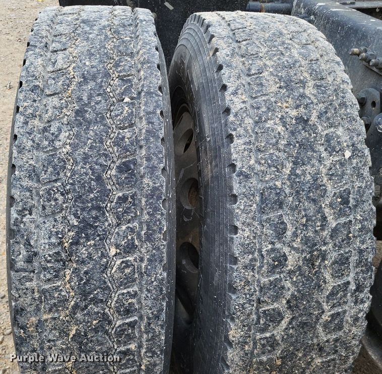 image for item LS9725 2002 Freightliner Century Class  semi truck