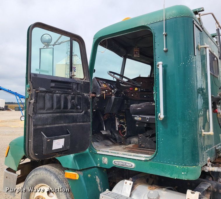 image for item LS9726 1999 Freightliner FLD112  semi truck