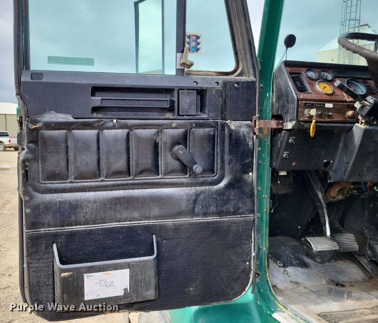 image for item LS9726 1999 Freightliner FLD112  semi truck