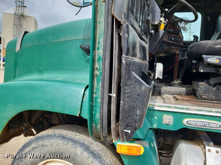 image for item LS9726 1999 Freightliner FLD112  semi truck