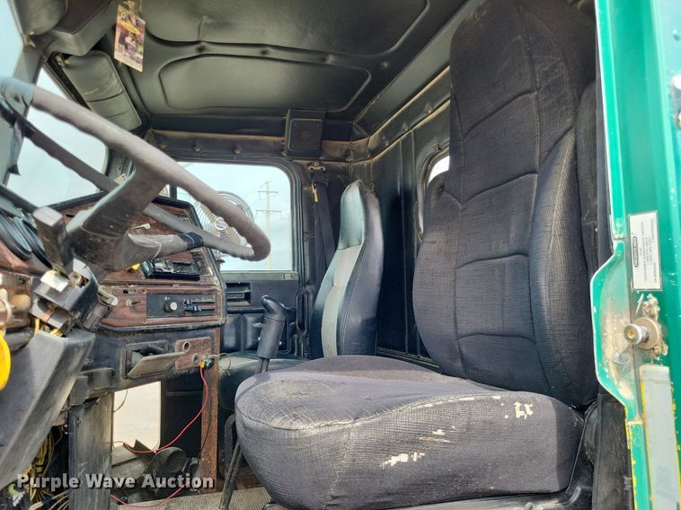 image for item LS9726 1999 Freightliner FLD112  semi truck