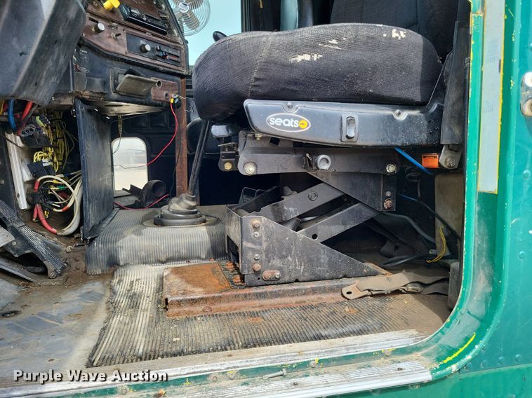 image for item LS9726 1999 Freightliner FLD112  semi truck