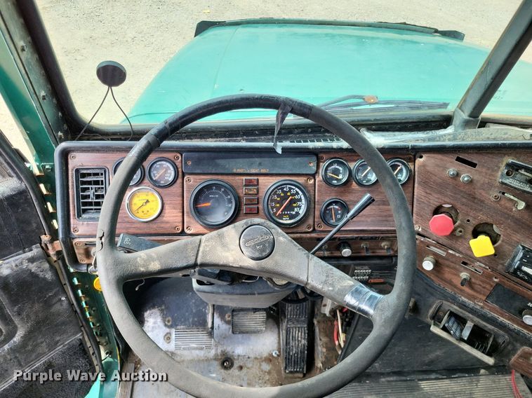 image for item LS9726 1999 Freightliner FLD112  semi truck