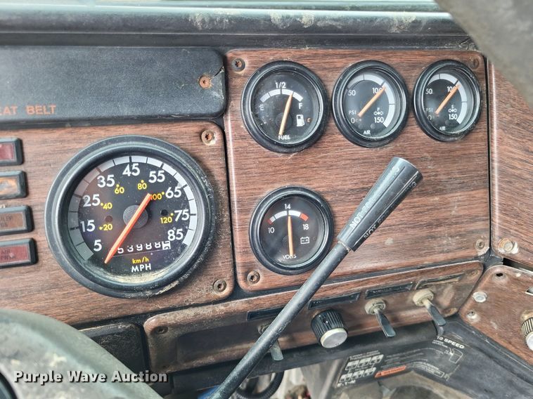 image for item LS9726 1999 Freightliner FLD112  semi truck