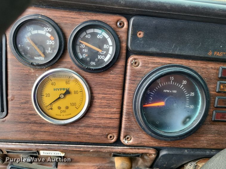 image for item LS9726 1999 Freightliner FLD112  semi truck