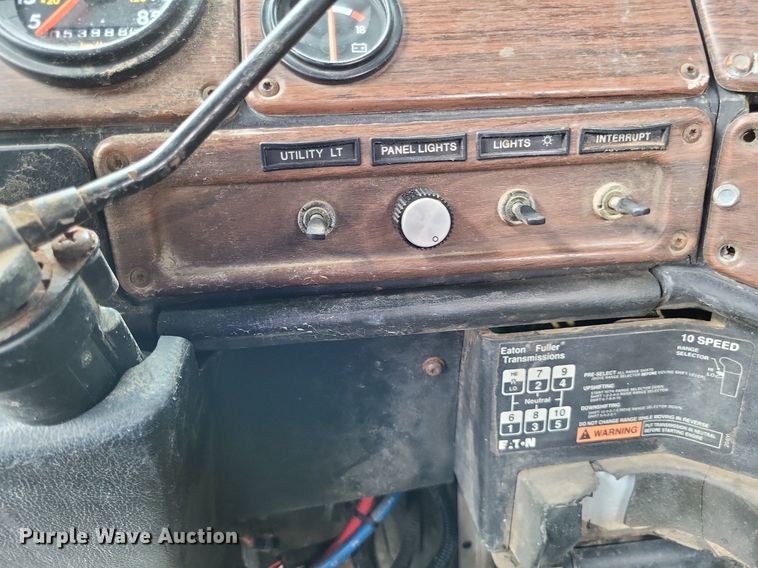 image for item LS9726 1999 Freightliner FLD112  semi truck