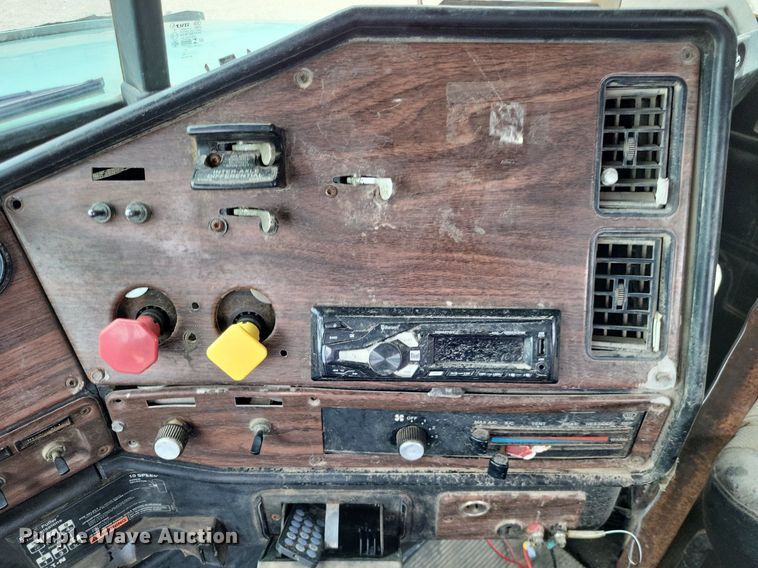 image for item LS9726 1999 Freightliner FLD112  semi truck