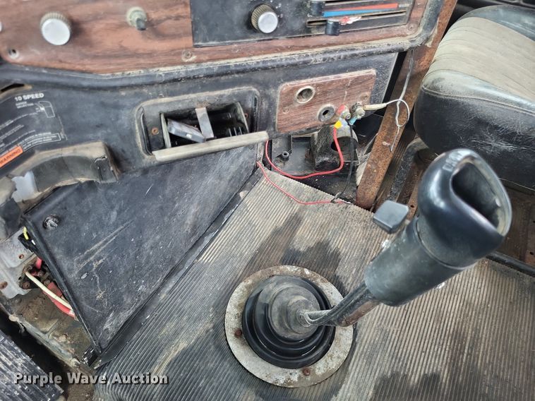 image for item LS9726 1999 Freightliner FLD112  semi truck