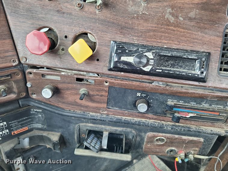 image for item LS9726 1999 Freightliner FLD112  semi truck