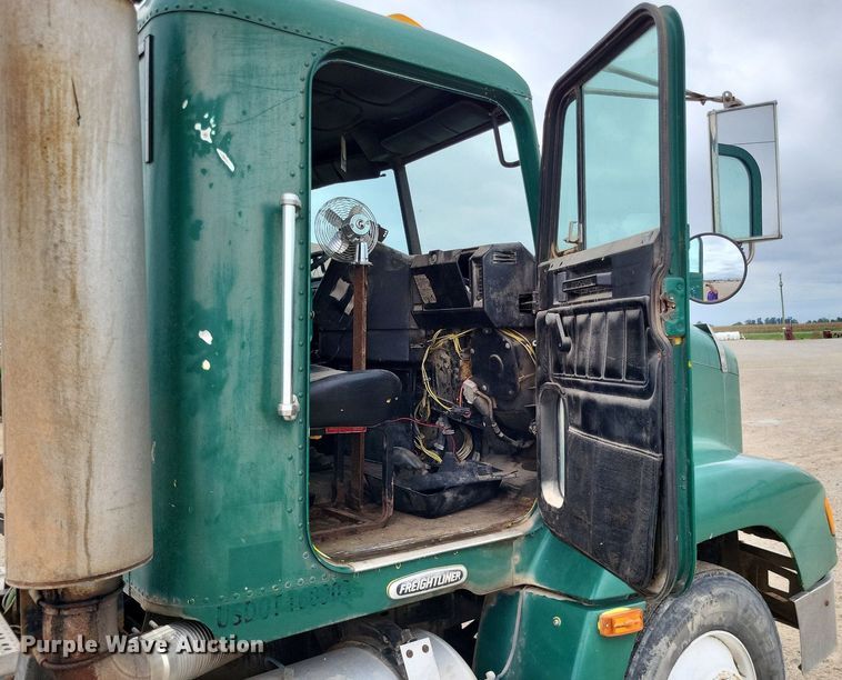 image for item LS9726 1999 Freightliner FLD112  semi truck