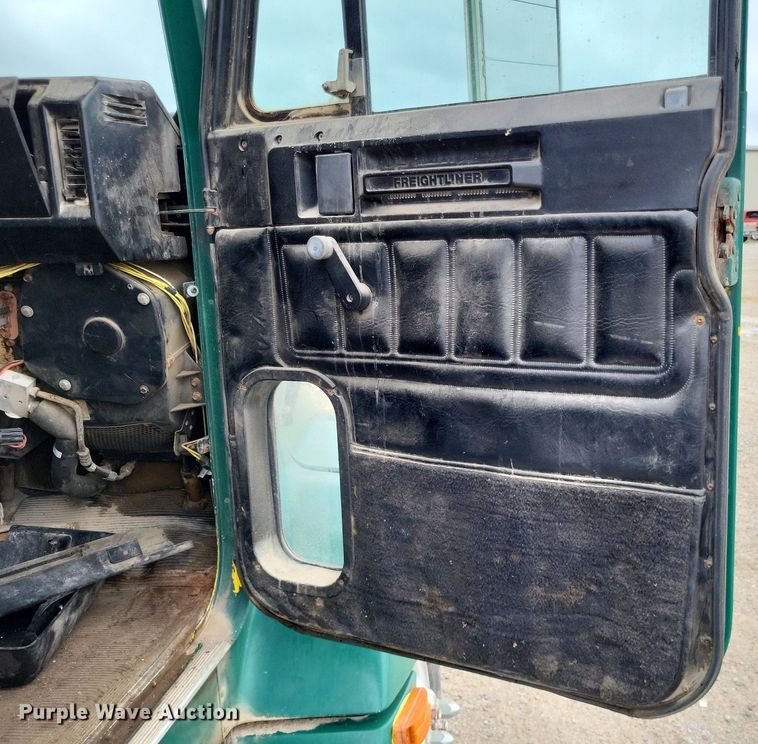 image for item LS9726 1999 Freightliner FLD112  semi truck